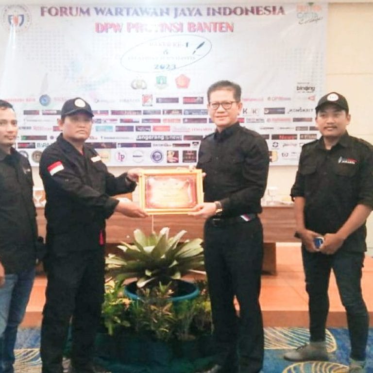 Wakil Ketua DPRD Banten Barhum HS Terima Penghargaan Dari FWJ Indonesia