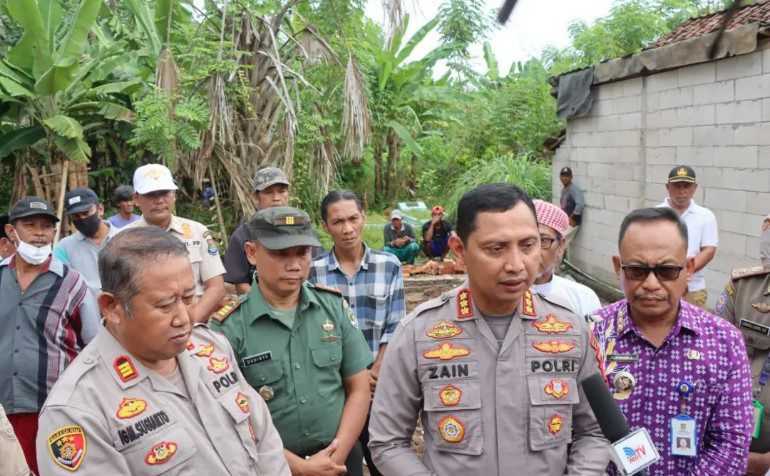 Polri Peduli, Bedah Rumah Ustadz di Desa Kalibaru Pakuhaji 7 Polri Peduli, Bedah Rumah Ustadz di Desa Kalibaru Pakuhaji I PojokPublik