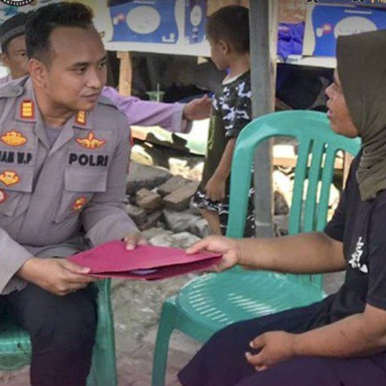 Kapolresta Tangerang Beri Santunan Korban Kekerasan di Panongan