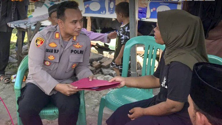 Kapolresta Tangerang Beri Santunan Korban Kekerasan di Panongan 7 Kapolresta Tangerang Beri Santunan Korban Kekerasan di Panongan I PojokPublik