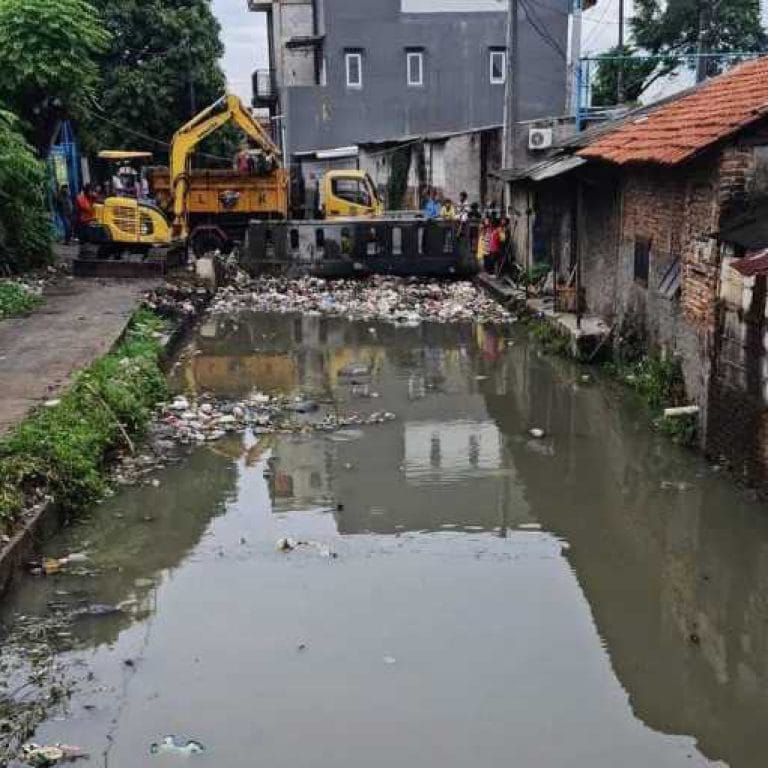 Sejak Jabat Kades Kampung Melayu Barat, Subur Maryono Hingga Kini Gencar Kampanyekan Kampung Bersih