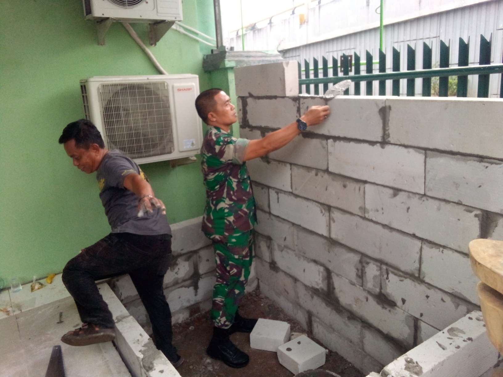 Danramil 05/Blrj Giat Kelola Markas, Buat Kolam Mini 7 Danramil 05/Blrj Giat Kelola Markas, Buat Kolam Mini I PojokPublik