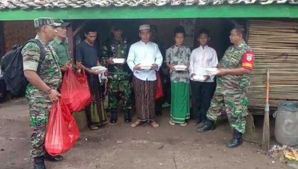 Jum’at berkah Rutin Berbagi Peduli Santri Koramil 05/Balaraja Kodim 0510/Tigaraksa 7 Jum’at berkah Rutin Berbagi Peduli Santri Koramil 05/Balaraja Kodim 0510/Tigaraksa I PojokPublik