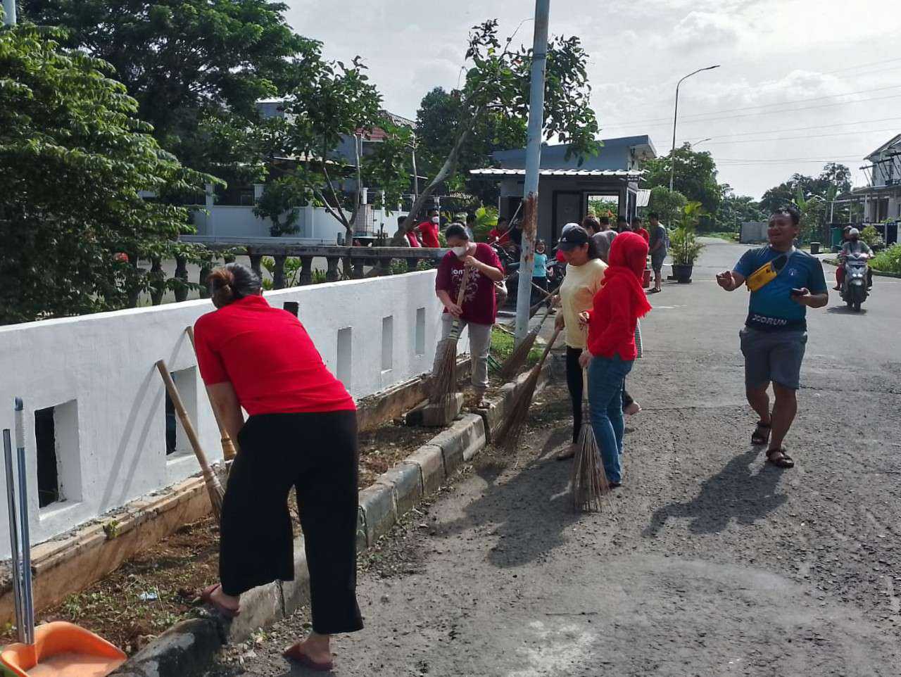 Warga Perumahan Banjar Wijaya Cluster Italy 2 Adakan Rutinitas Kerja Bakti Bulanan I PojokPublik
