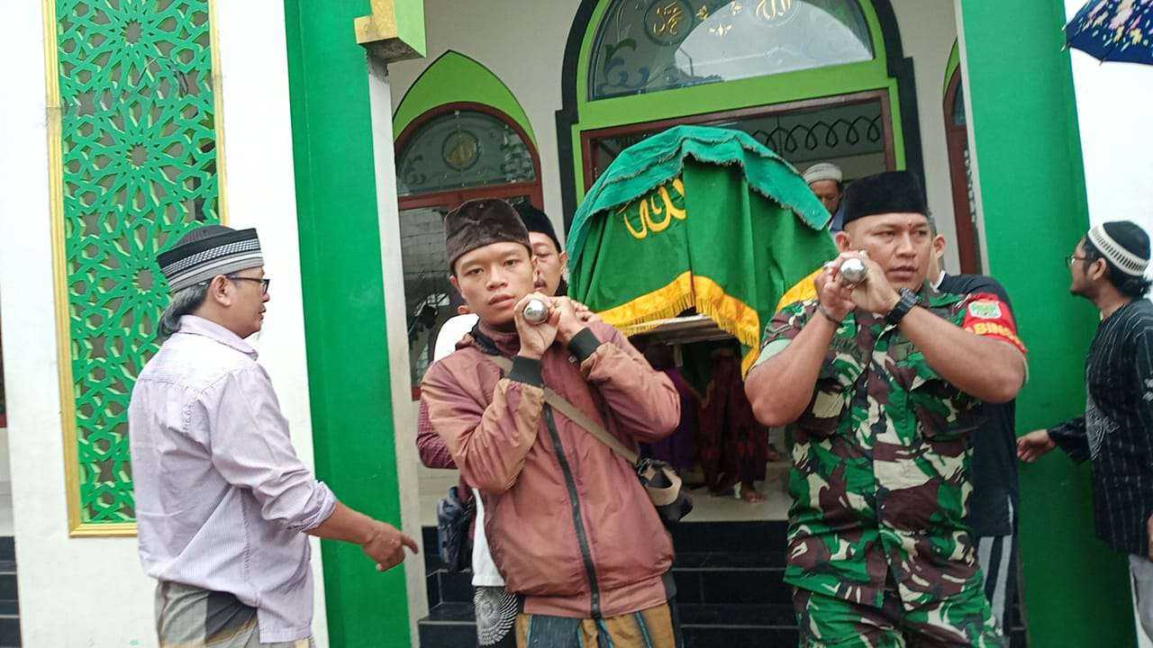 Wujud Kepedulian Babinsa Hadiri Pemakaman Warga Binaannya 7 Wujud Kepedulian Babinsa Hadiri Pemakaman Warga Binaannya I PojokPublik