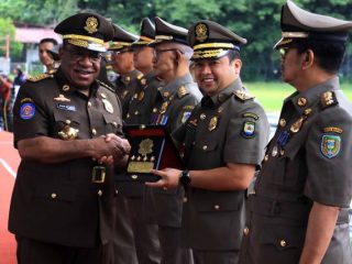 Wali Kota Terima Penghargaan Kemendagri