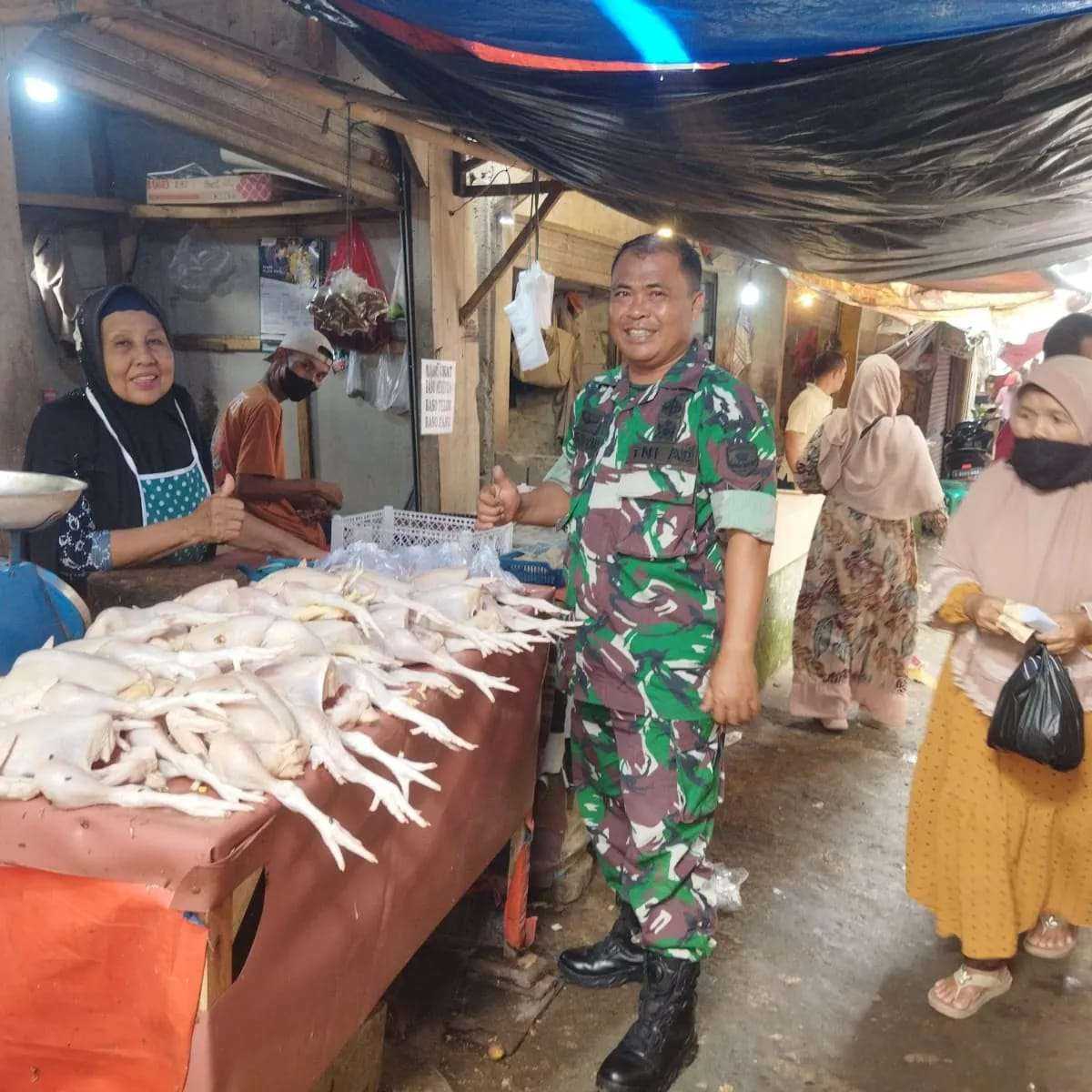 Babinsa Serma H Sugandi Didampingi Pengelola Pasar Cek Stok Beras dan Harga Sembako di Pasar Tradisional Gembong 7 Babinsa Serma H Sugandi Didampingi Pengelola Pasar Cek Stok Beras dan Harga Sembako di Pasar Tradisional Gembong I PojokPublik