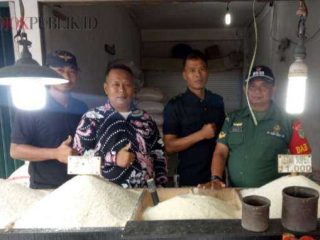 Babinsa Sertu Budi Purwanto Didampingi Bapak Asep Syamsudin Pengelola Pasar Sentiong Cek Stok Beras dan Harga Sembako