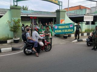 Jum'at Berkah Berbagi Takjil Koramil 05/Balaraja, Kodim 0510/Tigaraksa