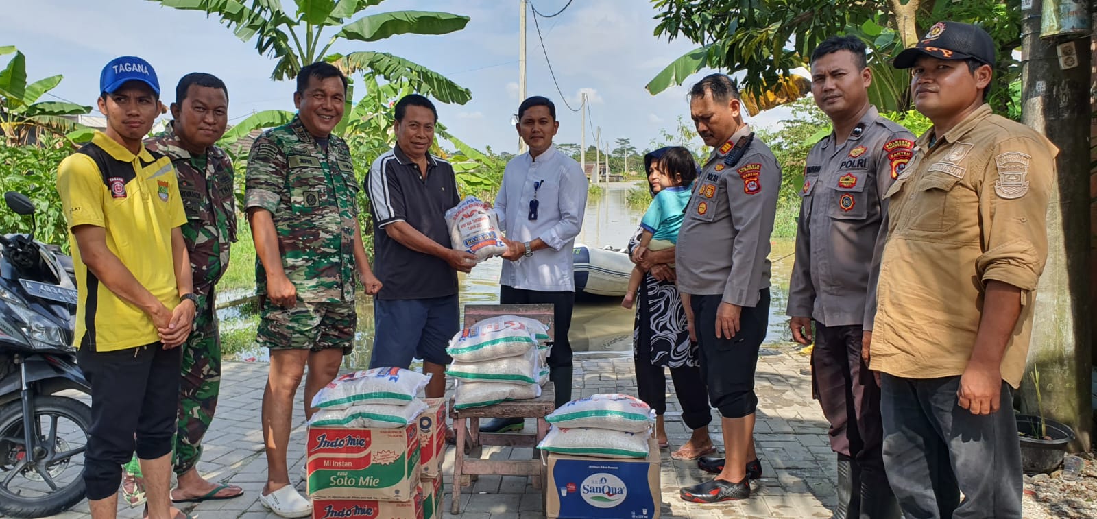Forkompimcam Jayanti Tinjau dan Serahkan Bantuan Kepada Warga Korban Banjir 2 Forkompimcam Jayanti Tinjau dan Serahkan Bantuan Kepada Warga Korban Banjir I PojokPublik