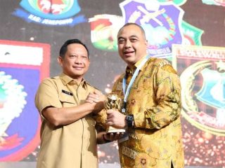 Bupati Zaki Terima Penghargaan UHC Dari Mendagri