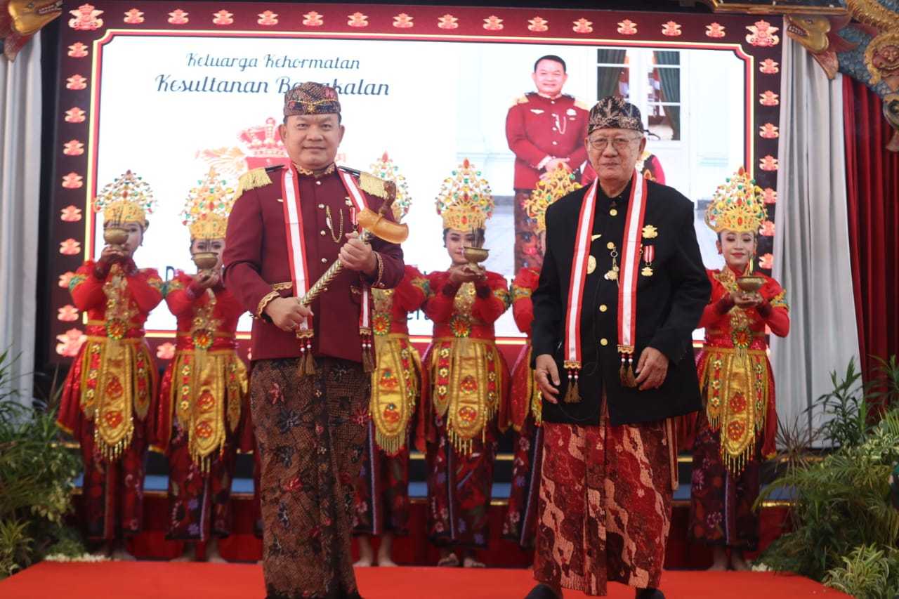 Kasad Terima Gelar Kesultanan Bangkalan Madura 7 Kasad Terima Gelar Kesultanan Bangkalan Madura I PojokPublik