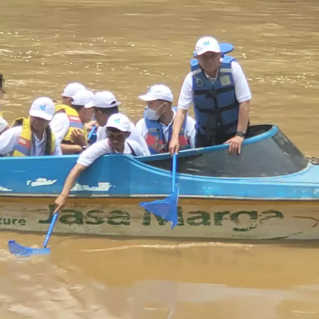Peringati Hari Air Sedunia, Perumdam TKR Lakukan Aksi Bersih-Bersih dan Tanam Pohon di Sungai Cisadane 2 Peringati Hari Air Sedunia, Perumdam TKR Lakukan Aksi Bersih-Bersih dan Tanam Pohon di Sungai Cisadane I PojokPublik