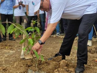 Peringati Hari Air Sedunia, Perumdam TKR Lakukan Aksi Bersih-Bersih dan Tanam Pohon di Sungai Cisadane
