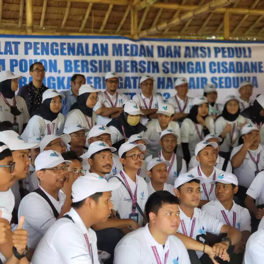 Peringati Hari Air Sedunia, Perumdam TKR Lakukan Aksi Bersih-Bersih dan Tanam Pohon di Sungai Cisadane 6 Peringati Hari Air Sedunia, Perumdam TKR Lakukan Aksi Bersih-Bersih dan Tanam Pohon di Sungai Cisadane I PojokPublik