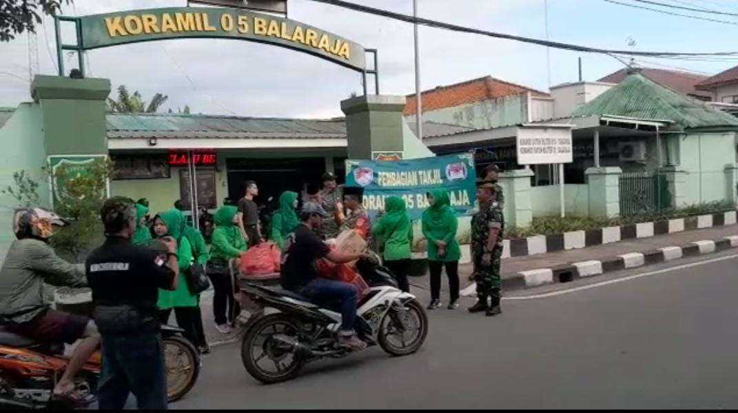 Romadhan Berkah, Koramil 05/Balaraja Berbagi Takjil Untuk Berbuka Puasa 13 Romadhan Berkah, Koramil 05/Balaraja Berbagi Takjil Untuk Berbuka Puasa I PojokPublik