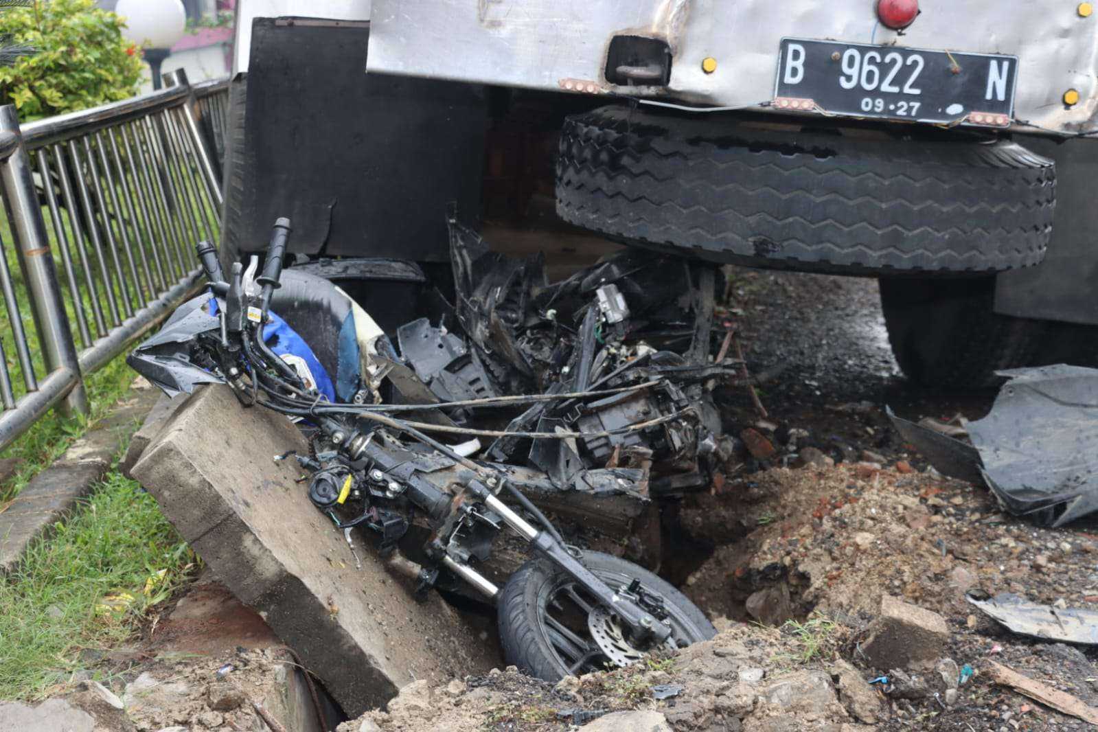 Satlantas Polresta Tangerang Olah TKP Kecelakaan yang Tewaskan 3 Orang di Balaraja 7 Satlantas Polresta Tangerang Olah TKP Kecelakaan yang Tewaskan 3 Orang di Balaraja I PojokPublik