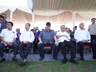 Bupati Zaki Bagikan 3000 Paket Sembako Bersama Menteri dan Relawan