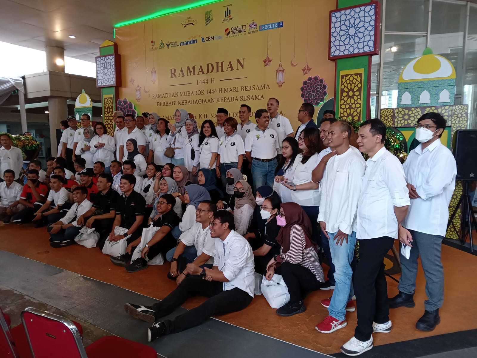 Warga Kalibata City Bagikan 3000 Bingkisan ke Pegawai 7 Warga Kalibata City Bagikan 3000 Bingkisan ke Pegawai I PojokPublik