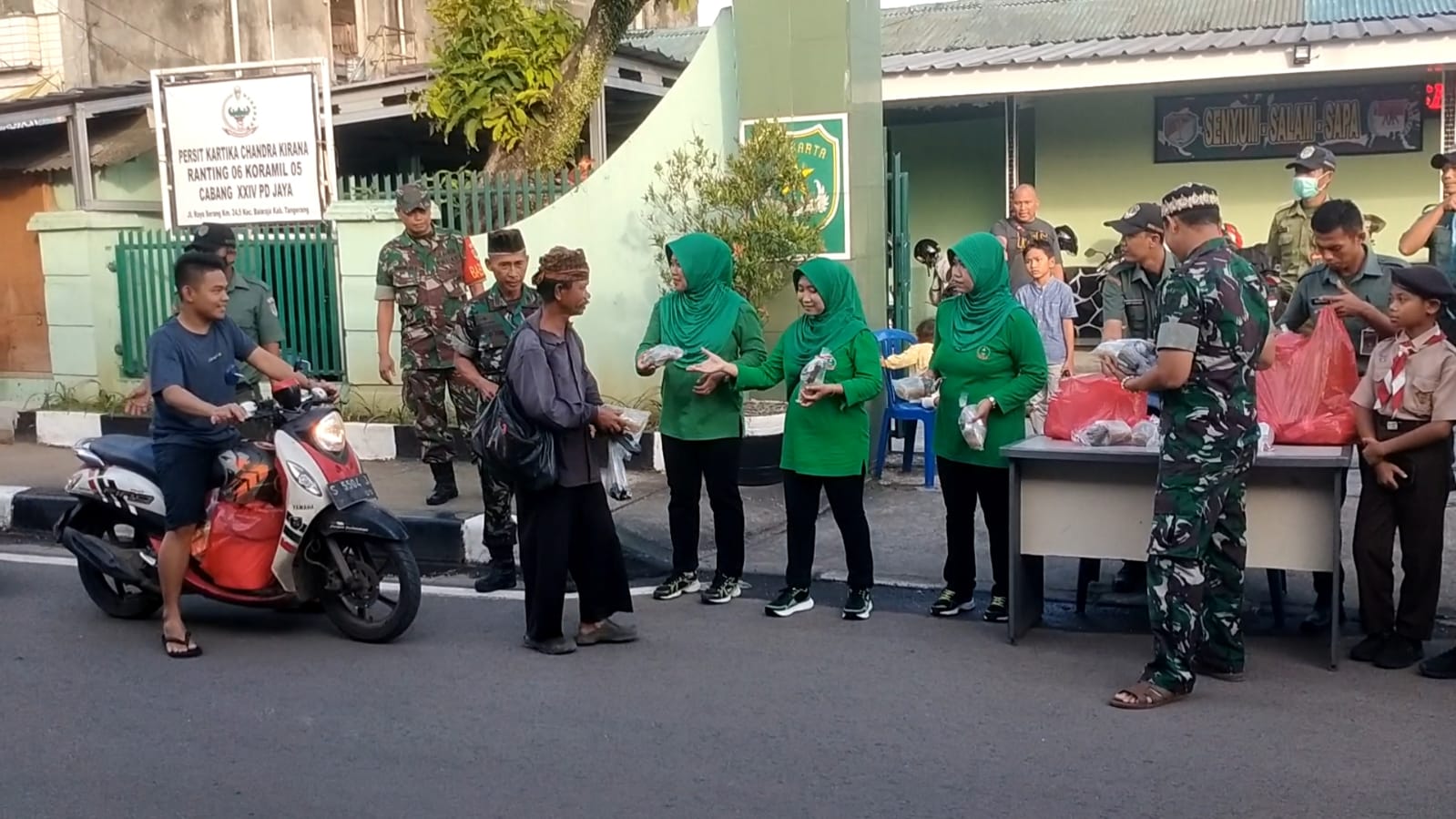 Romadhan Berkah Berbagi Takjil, Koramil 05/Balaraja Kodim 0510/Tigaraksa 2 Romadhan Berkah Berbagi Takjil, Koramil 05/Balaraja Kodim 0510/Tigaraksa I PojokPublik