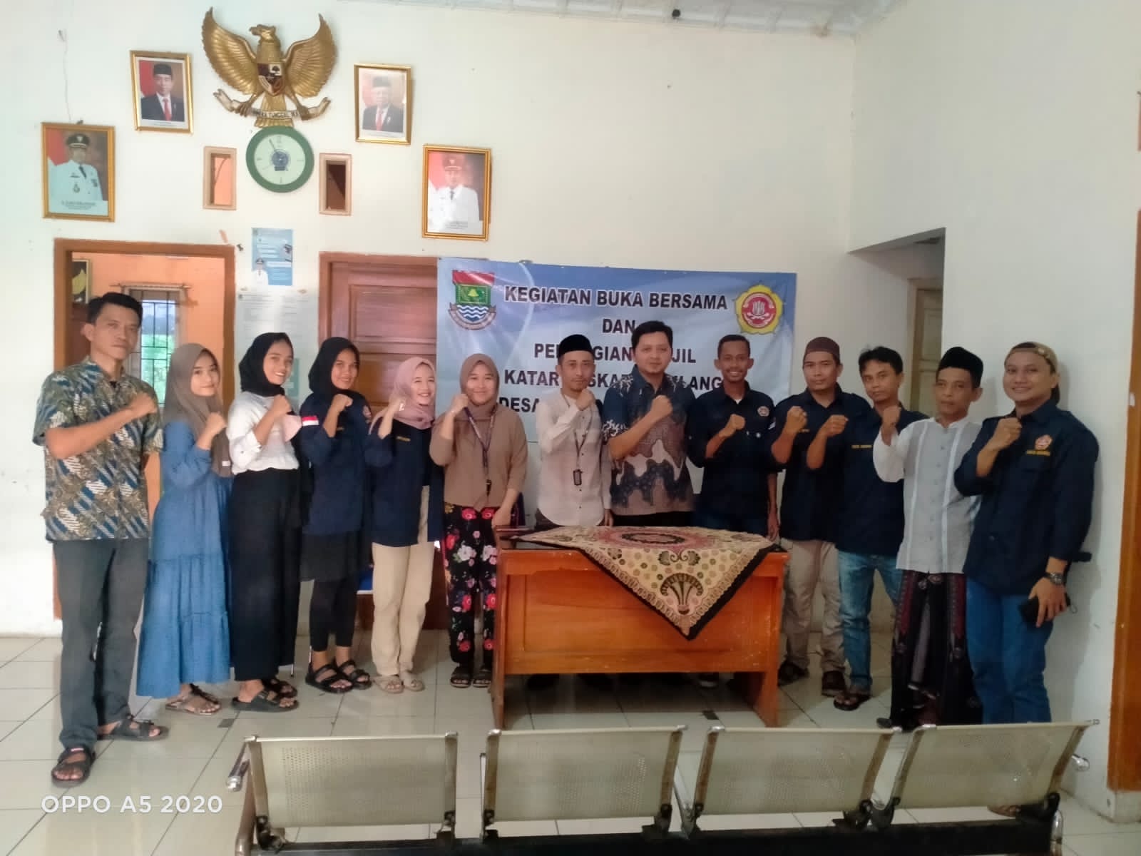 Kompak, Karang Taruna Desa Laksana Pakuhaji Bagi-Bagi Takjil Kepada Pengguna Jalan 2 Kompak, Karang Taruna Desa Laksana Pakuhaji Bagi-Bagi Takjil Kepada Pengguna Jalan I PojokPublik