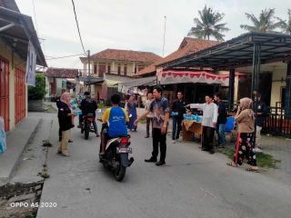 Kompak, Karang Taruna Desa Laksana Pakuhaji Bagi-Bagi Takjil Kepada Pengguna Jalan