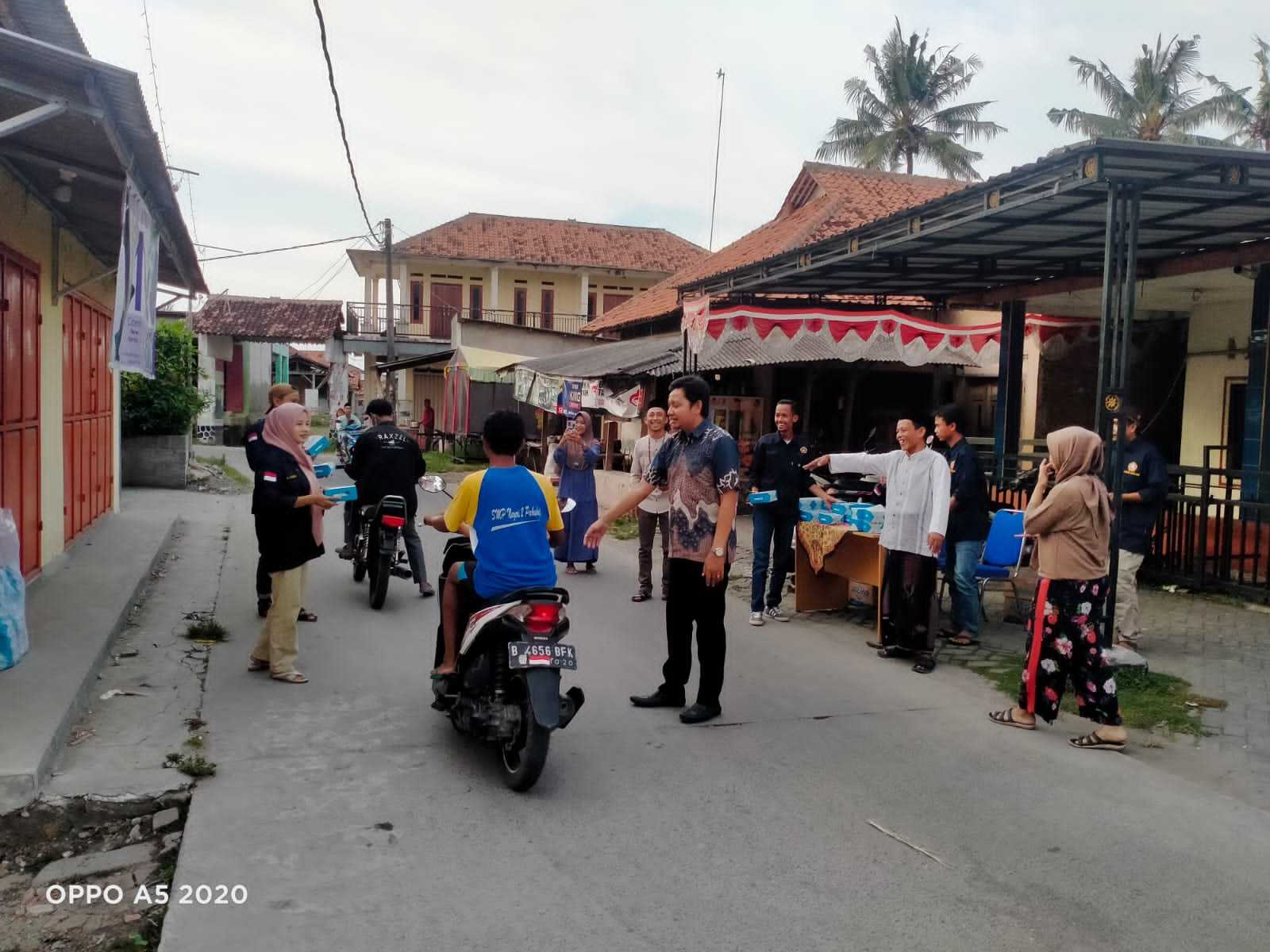 Kompak, Karang Taruna Desa Laksana Pakuhaji Bagi-Bagi Takjil Kepada Pengguna Jalan 10 Kompak, Karang Taruna Desa Laksana Pakuhaji Bagi-Bagi Takjil Kepada Pengguna Jalan I PojokPublik