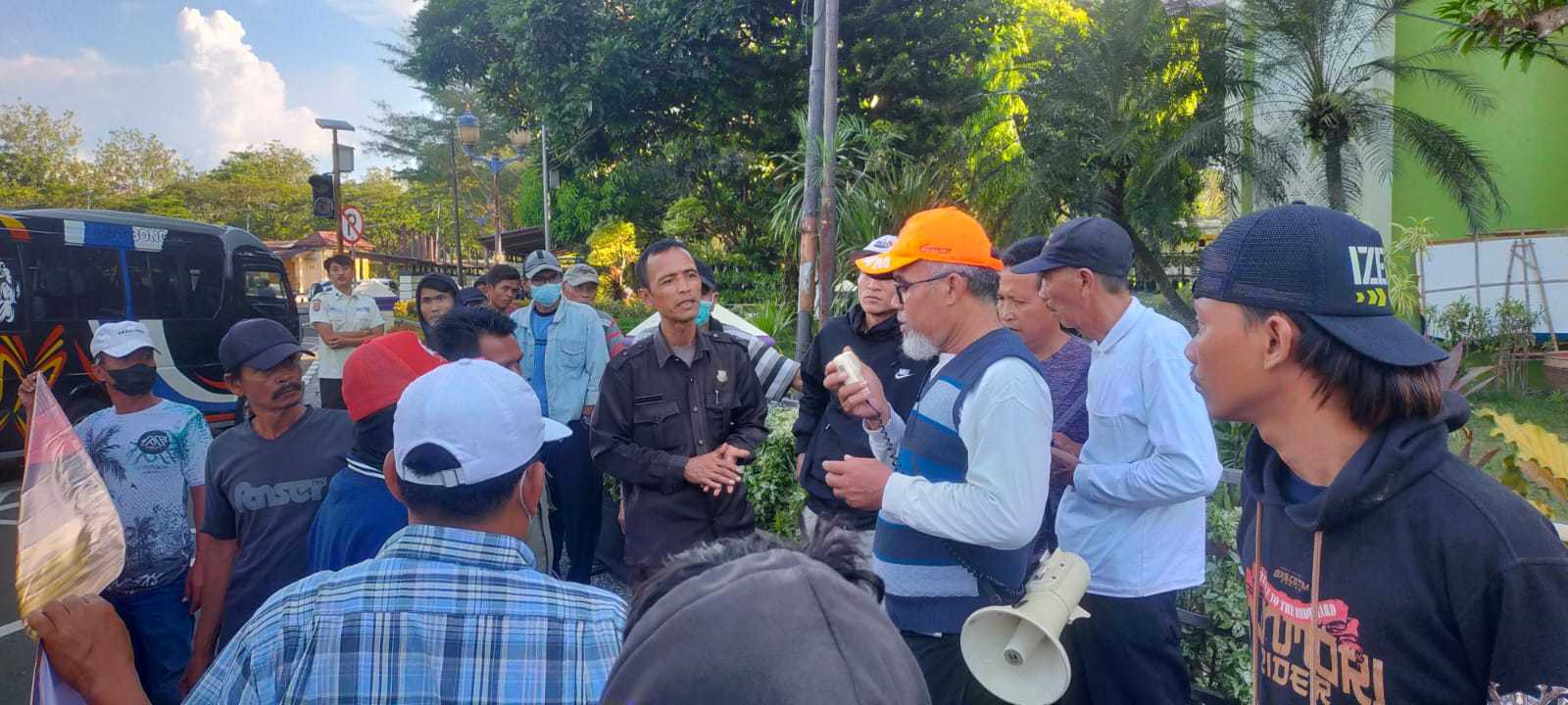Tuntut Tenda Krucut di Jalan Mutiara Garuda di Bongkar Satpol PP 7 Tuntut Tenda Krucut di Jalan Mutiara Garuda di Bongkar Satpol PP I PojokPublik