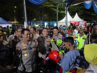 Kapolda Banten Dampingi Menko PMK Tinjau Arus Mudik di Pelabuhan Pelindo II Ciwandan