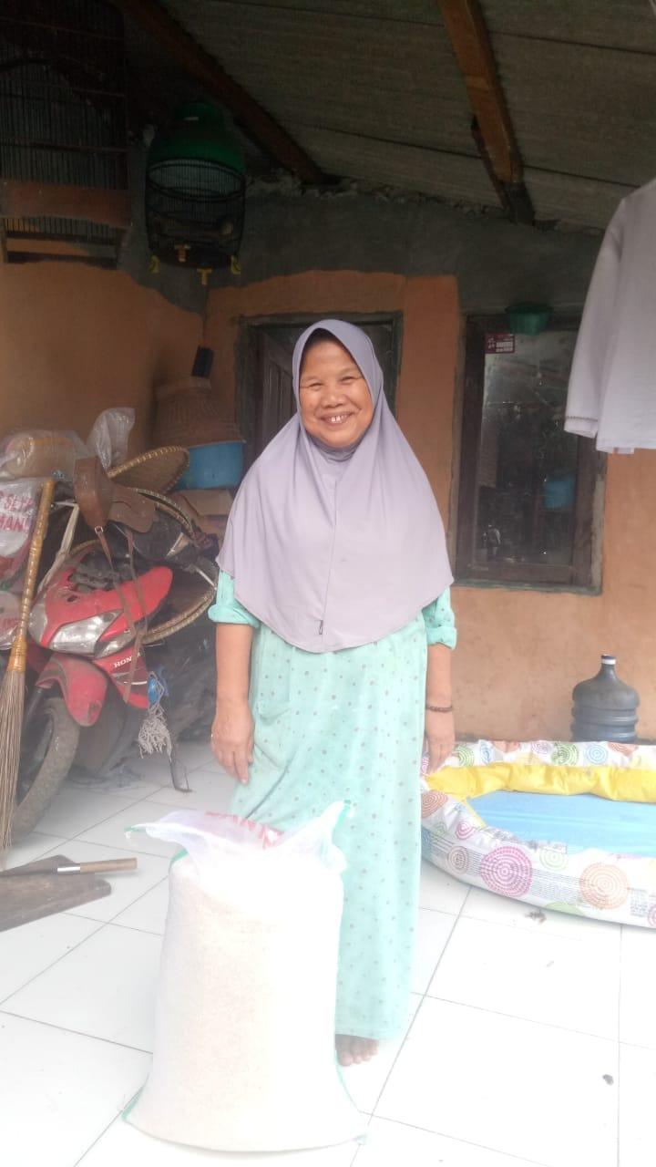 Jelang Idul Fitri, Camelia Petir Kita Bagikan 100 Karung Zakat Fitrah 7 Jelang Idul Fitri, Camelia Petir Kita Bagikan 100 Karung Zakat Fitrah I PojokPublik