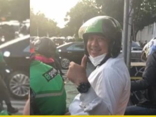 Bang Zaki Rela Naik Ojol Demi Temui Warga Jakbar