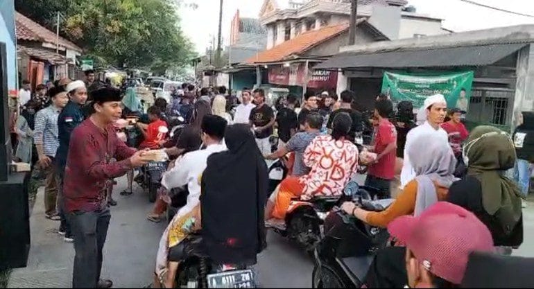Agenda Rutin Tahunan, Komunitas Pemuda Bersatu Kayu Agung Berbagi Takjil Kepada Pengguna Jalan 7 Agenda Rutin Tahunan, Komunitas Pemuda Bersatu Kayu Agung Berbagi Takjil Kepada Pengguna Jalan I PojokPublik