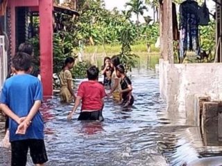 Banjir Hingga 1 Meter di Kec. Medan Deli, Warga: Anak-anak "Senang" Bisa Berenang