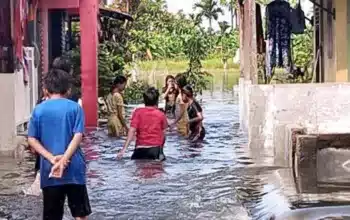 Banjir Hingga 1 Meter di Kec. Medan Deli, Warga: Anak-anak "Senang" Bisa Berenang 8 Banjir Hingga 1 Meter di Kec. Medan Deli, Warga: Anak-anak "Senang" Bisa Berenang I PojokPublik