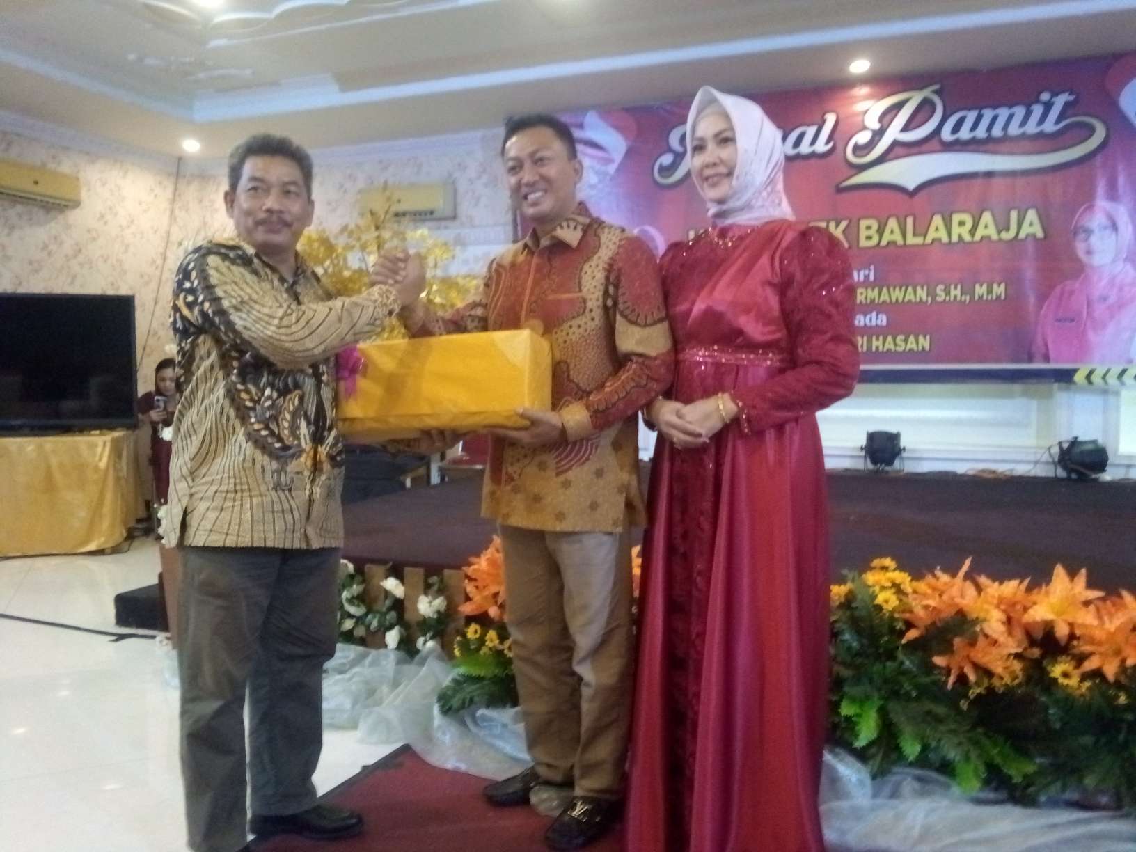 Kenal Pamit Kapolsek Balaraja Kompol Yudha Hermawan. SH., MM. Kepada AKP Badri Hasan. SM 7 Kenal Pamit Kapolsek Balaraja Kompol Yudha Hermawan. SH., MM. Kepada AKP Badri Hasan. SM I PojokPublik