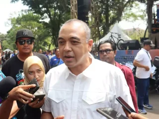 Bupati Zaki Bagikan Door Prize di Puncak Acara Perayaan Hari Buruh