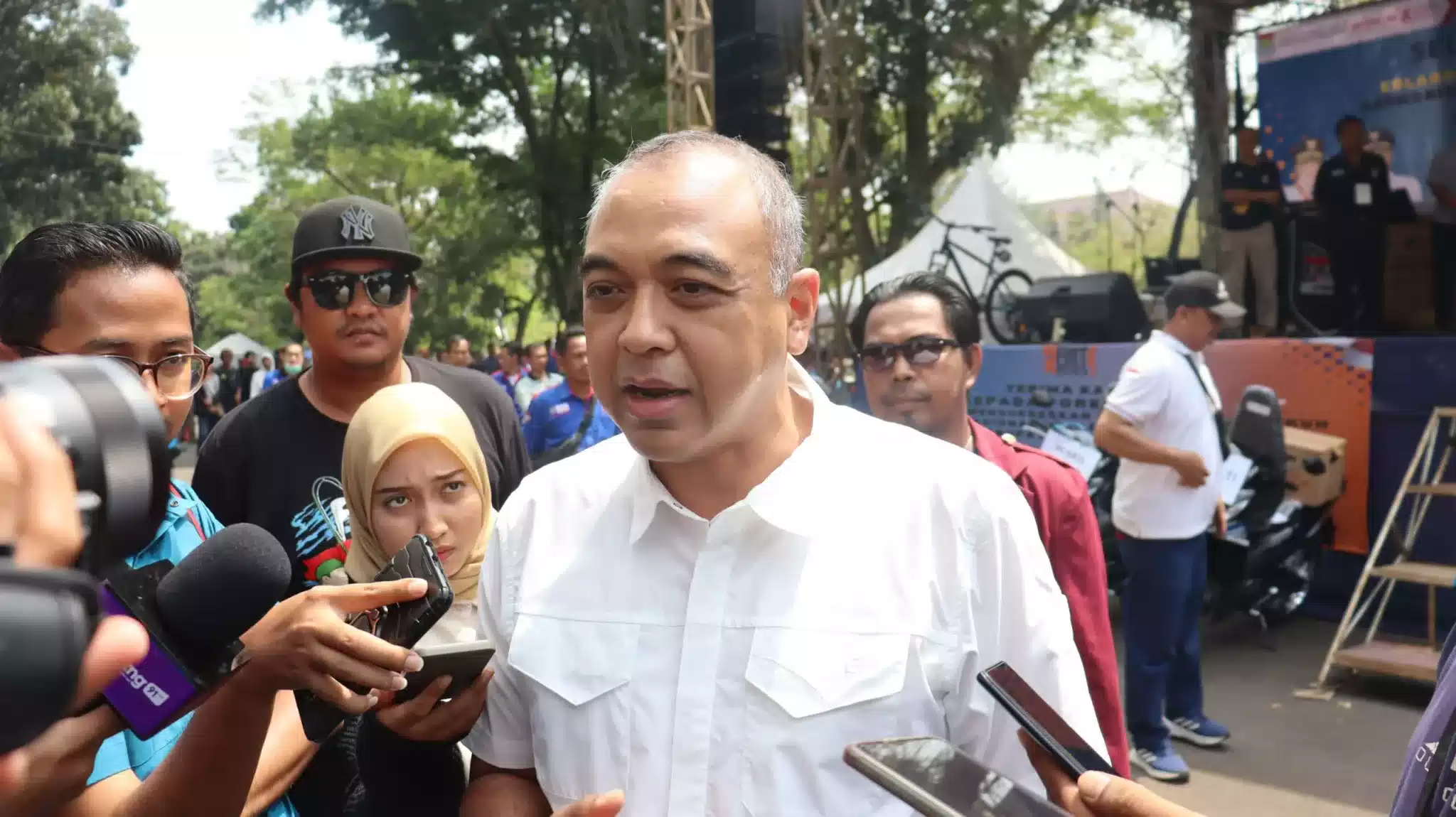 Bupati Zaki Bagikan Door Prize di Puncak Acara Perayaan Hari Buruh 7 Bupati Zaki Bagikan Door Prize di Puncak Acara Perayaan Hari Buruh I PojokPublik