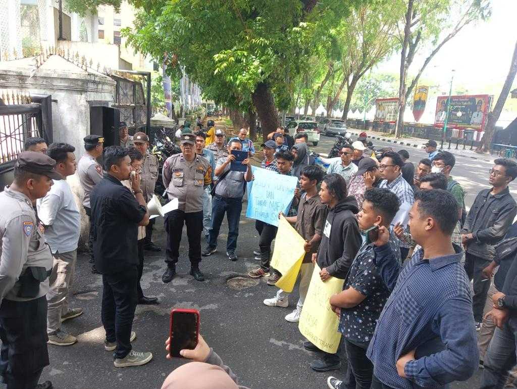 Diduga Penyalahgunaan BBM Bersubsidi Solar, Masyarakat Desak DPRD Sumut Usut PT. PET 2 Diduga Penyalahgunaan BBM Bersubsidi Solar, Masyarakat Desak DPRD Sumut Usut PT. PET I PojokPublik