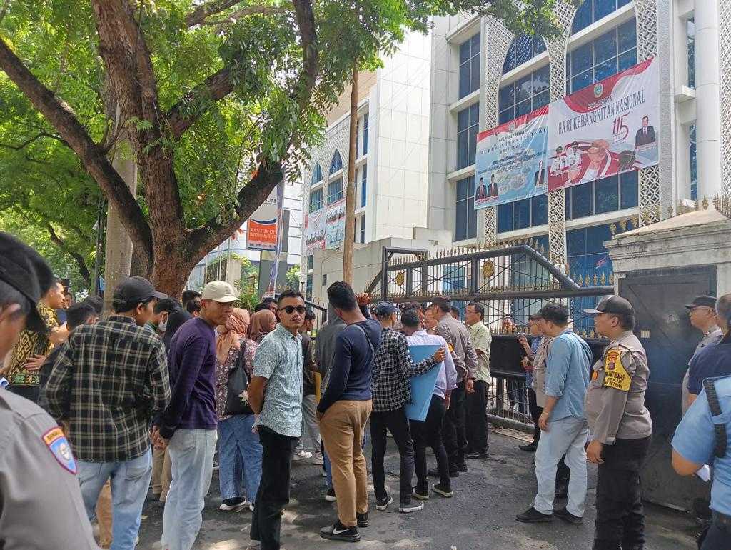 Diduga Penyalahgunaan BBM Bersubsidi Solar, Masyarakat Desak DPRD Sumut Usut PT. PET 6 Diduga Penyalahgunaan BBM Bersubsidi Solar, Masyarakat Desak DPRD Sumut Usut PT. PET I PojokPublik