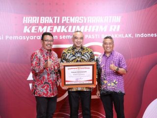 Bupati Terima Penghargaan Dari Menkumham