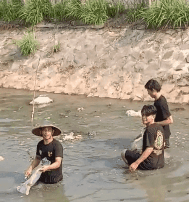 Ormas Satgas Banten Kesti TTKKDH Balaraja Bakti Sosial Bersihkan Sampah di Aliran Sungai di Kecamatan Balaraja 7 Ormas Satgas Banten Kesti TTKKDH Balaraja Bakti Sosial Bersihkan Sampah di Aliran Sungai di Kecamatan Balaraja I PojokPublik