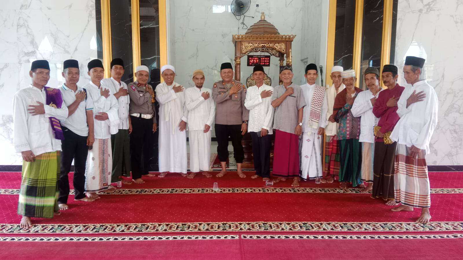 Usai Sholat Jumat, Kapolsek Balaraja Akp Badri Hasan, S.,M Berikan Himbauan Kamtibmas 7 Usai Sholat Jumat, Kapolsek Balaraja Akp Badri Hasan, S.,M Berikan Himbauan Kamtibmas I PojokPublik