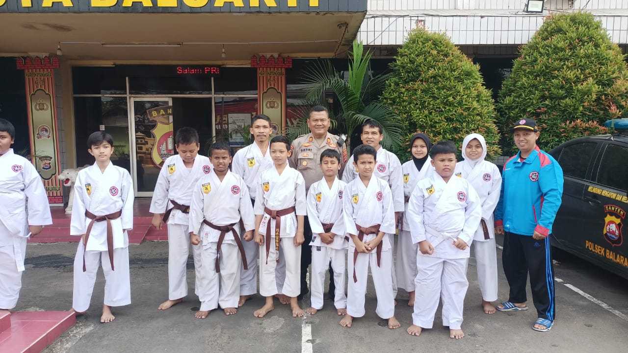 Kapolsek Balaraja Lakukan Silaturahmi dengan Pengurus Serta Atlet Institut Karate-Do Nasional (Inkanas) 4 Kapolsek Balaraja Lakukan Silaturahmi dengan Pengurus Serta Atlet Institut Karate-Do Nasional (Inkanas) I PojokPublik