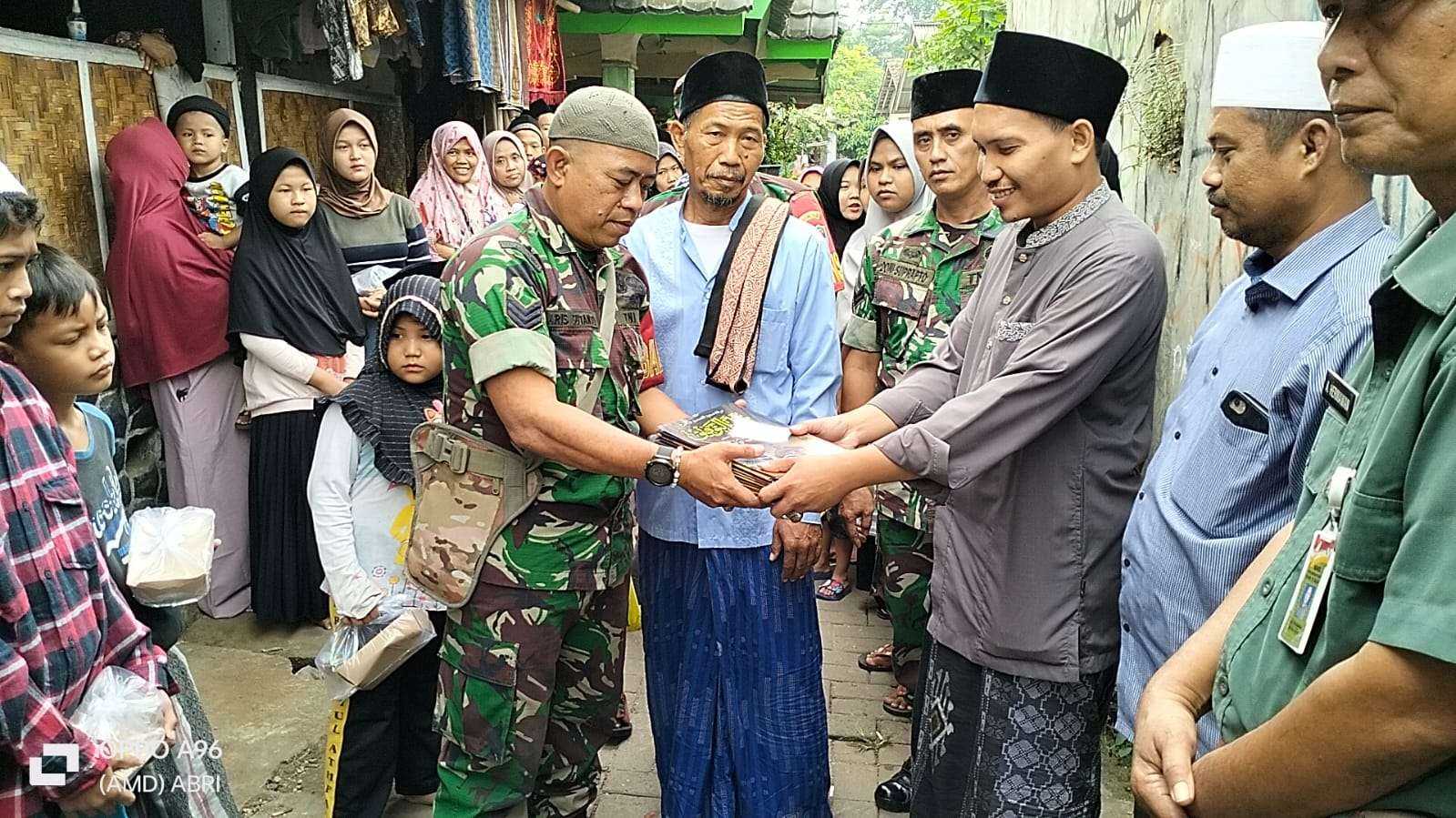 Jum'at Berkah Berbagi Peduli Santri Koramil 05/Balaraja 7 Jum'at Berkah Berbagi Peduli Santri Koramil 05/Balaraja I PojokPublik