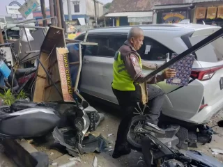 Di Balaraja Supir  Mobil Toyota Veloz  Mengantuk, Seruduk Dua Kendaraan Sepeda Motor Sedang Parkir