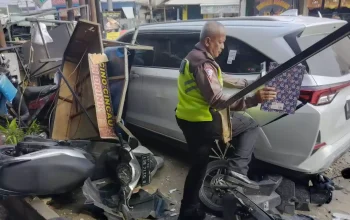 Di Balaraja Supir Mobil Toyota Veloz Mengantuk, Seruduk Dua Kendaraan Sepeda Motor Sedang Parkir 3 Di Balaraja Supir Mobil Toyota Veloz Mengantuk, Seruduk Dua Kendaraan Sepeda Motor Sedang Parkir I PojokPublik