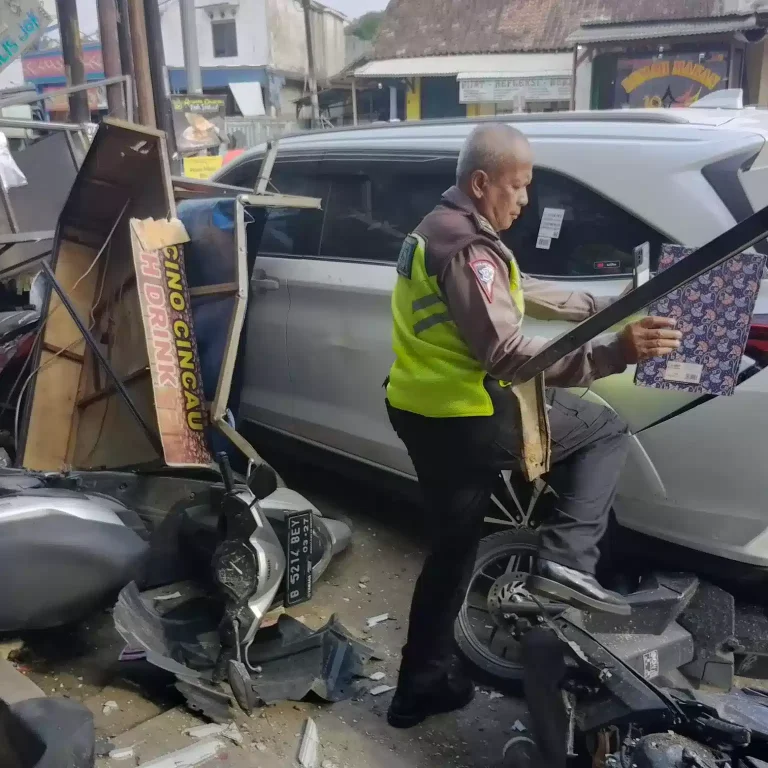 Di Balaraja Supir Mobil Toyota Veloz Mengantuk, Seruduk Dua Kendaraan Sepeda Motor Sedang Parkir 9 Di Balaraja Supir Mobil Toyota Veloz Mengantuk, Seruduk Dua Kendaraan Sepeda Motor Sedang Parkir I PojokPublik