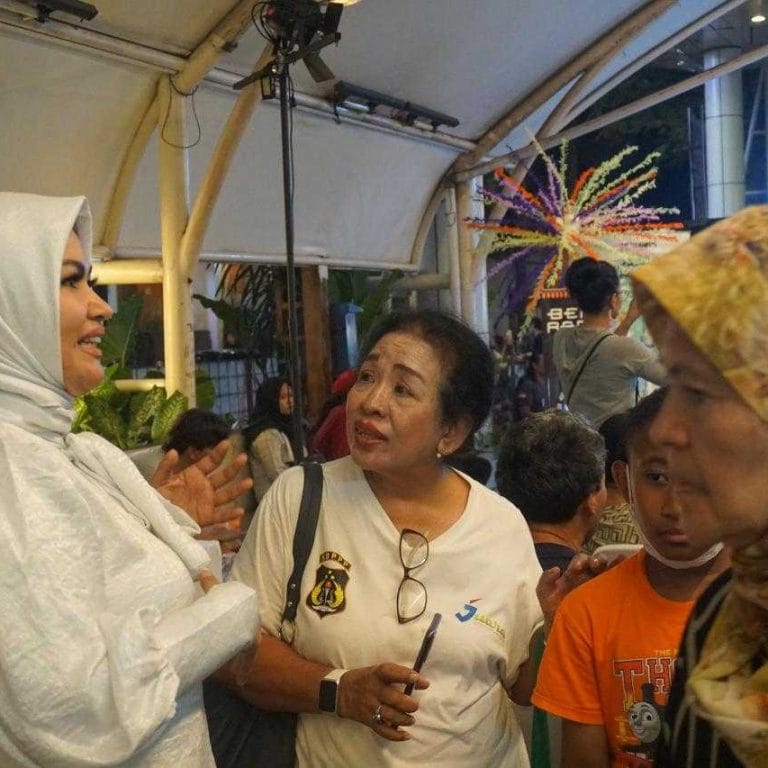 Camelia Ceritakan Perjalanan Karir di Acara Talkshow Bergaya Sarung