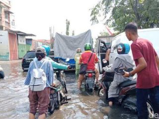 Jalan Letda Sujono Medan Kembali Banjir Hingga Macet Dan Kendaraan Mogok