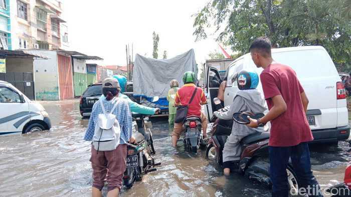 Jalan Letda Sujono Medan Kembali Banjir Hingga Macet Dan Kendaraan Mogok 7 Jalan Letda Sujono Medan Banjir